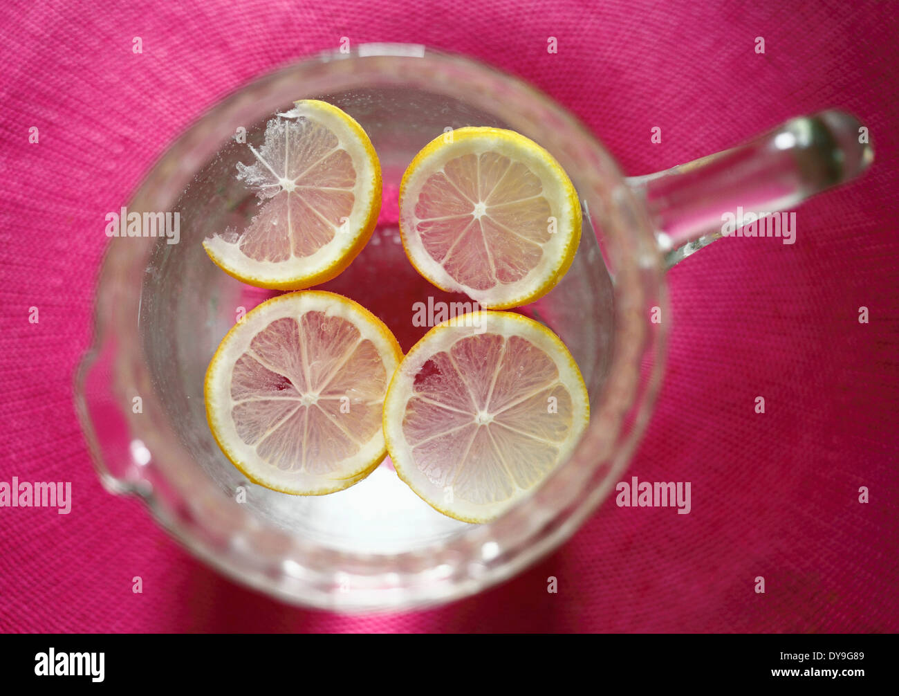 Fette di limone in una brocca di acqua. Foto Stock