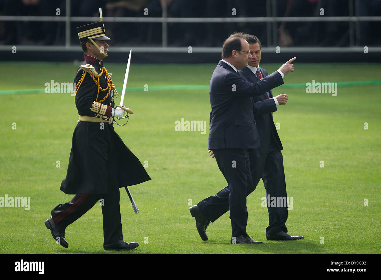 Città del Messico. Decimo Apr, 2014. Il Presidente messicano Enrique Peña Nieto (R) e il Presidente francese Francois Hollande (C) a prendere parte alla cerimonia di benvenuto ufficiale per il francese leader, detenuto nel Campo di Marte in Città del Messico, capitale del Messico, il 10 aprile 2014. Francois Hollande arrivato per una 2 giorni di visita di Stato in Messico, secondo la stampa locale. Credito: Pedro Mera/Xinhua/Alamy Live News Foto Stock