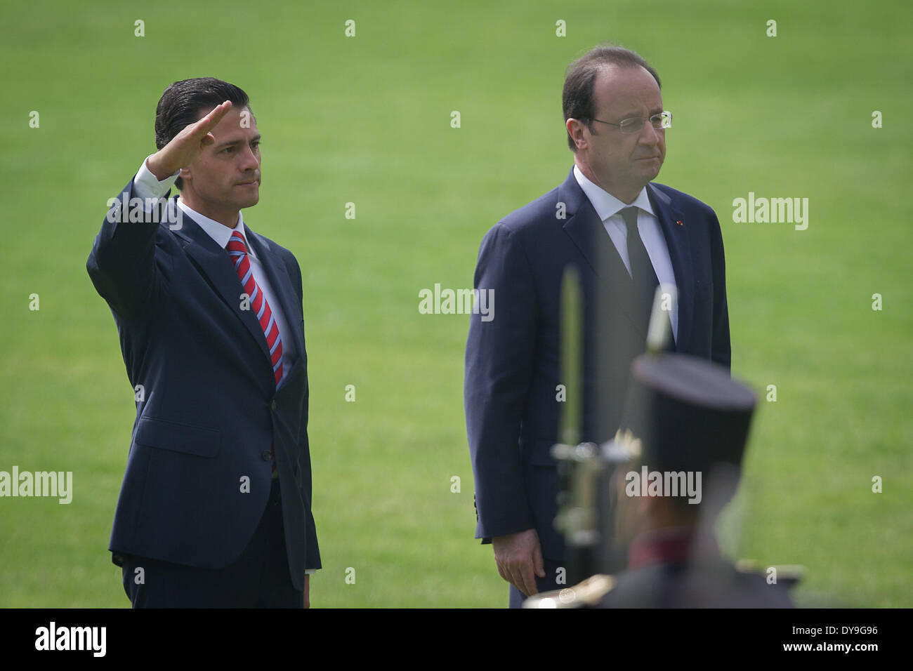 Città del Messico. Decimo Apr, 2014. Il Presidente messicano Enrique Peña Nieto (L) e il Presidente francese Francois Hollande prendere parte alla cerimonia di benvenuto ufficiale per il francese leader, detenuto nel Campo di Marte in Città del Messico, capitale del Messico, il 10 aprile 2014. Francois Hollande arrivato per una 2 giorni di visita di Stato in Messico, secondo la stampa locale. Credito: Pedro Mera/Xinhua/Alamy Live News Foto Stock