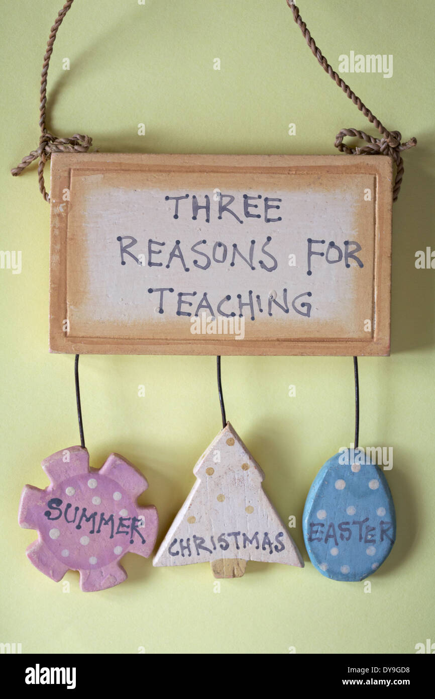 Tre motivi per l'insegnamento - Estate Natale Pasqua - placca decorativo impostato su sfondo giallo Foto Stock