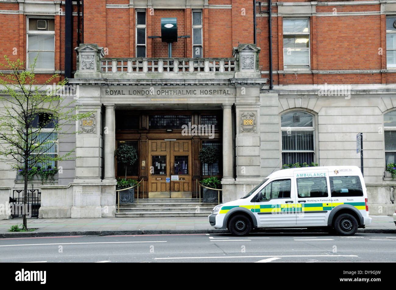 Royal London ospedale oftalmico Moorfields Eye Hospital con ambulanza al di fuori, Old Street, Islington Londra Inghilterra REGNO UNITO Foto Stock