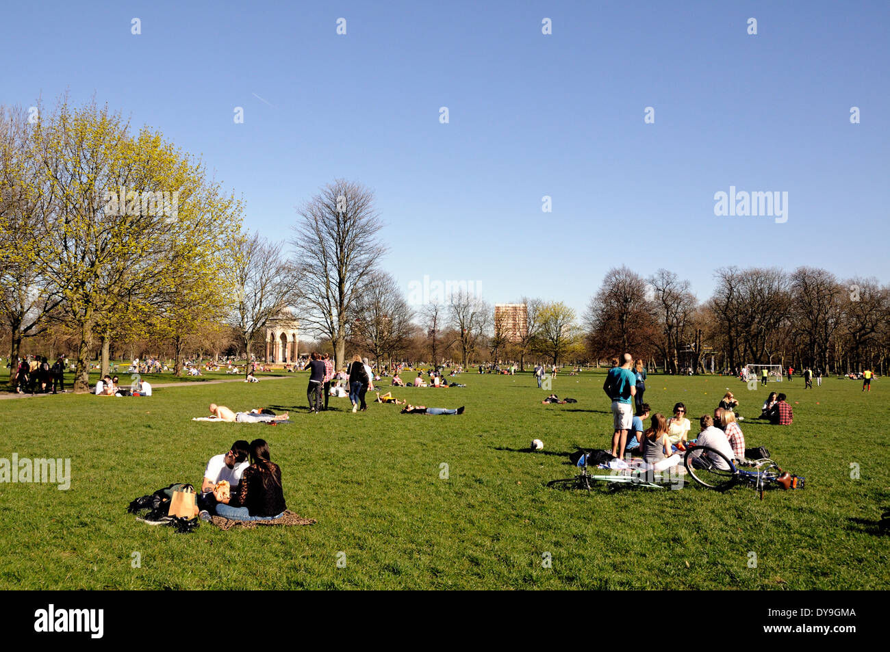 La Gente seduta sul prato Victoria Park, London Borough of Tower Hamlets, Inghilterra Gran Bretagna REGNO UNITO Foto Stock