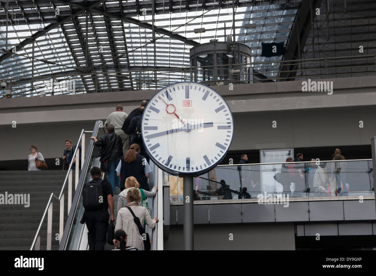 Un orologio alla principale stazione ferroviaria di Berlino, Germania. Foto Stock