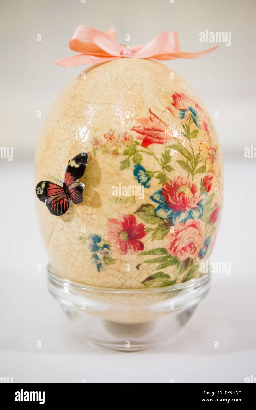 Uovo di Pasqua decorate con fiori realizzata mediante tecnica di decoupage  su sfondo chiaro Foto stock - Alamy