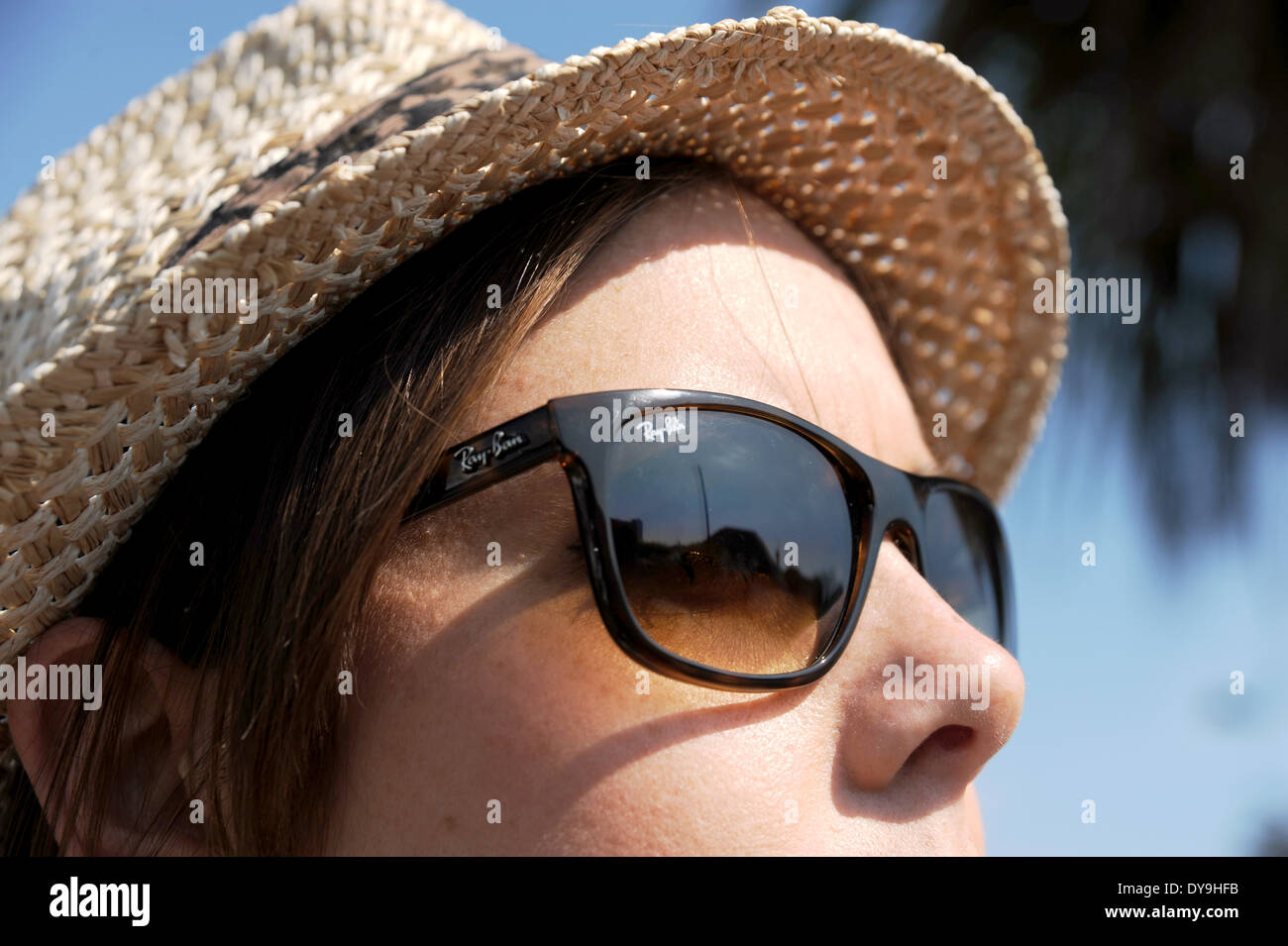 Giovane donna 20s indossa Ray Ban occhiali da sole e paglia in stile veramente hat moda estate Foto Stock