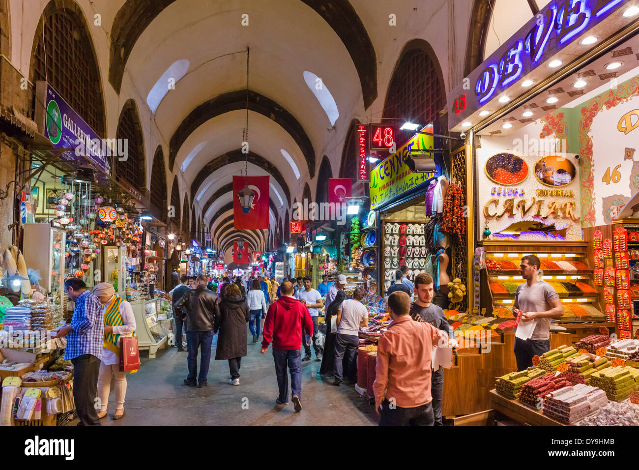 Il Bazar delle Spezie (Misir Carsisi o il bazaar egiziano), quartiere Eminonu, Istanbul, Turchia Foto Stock