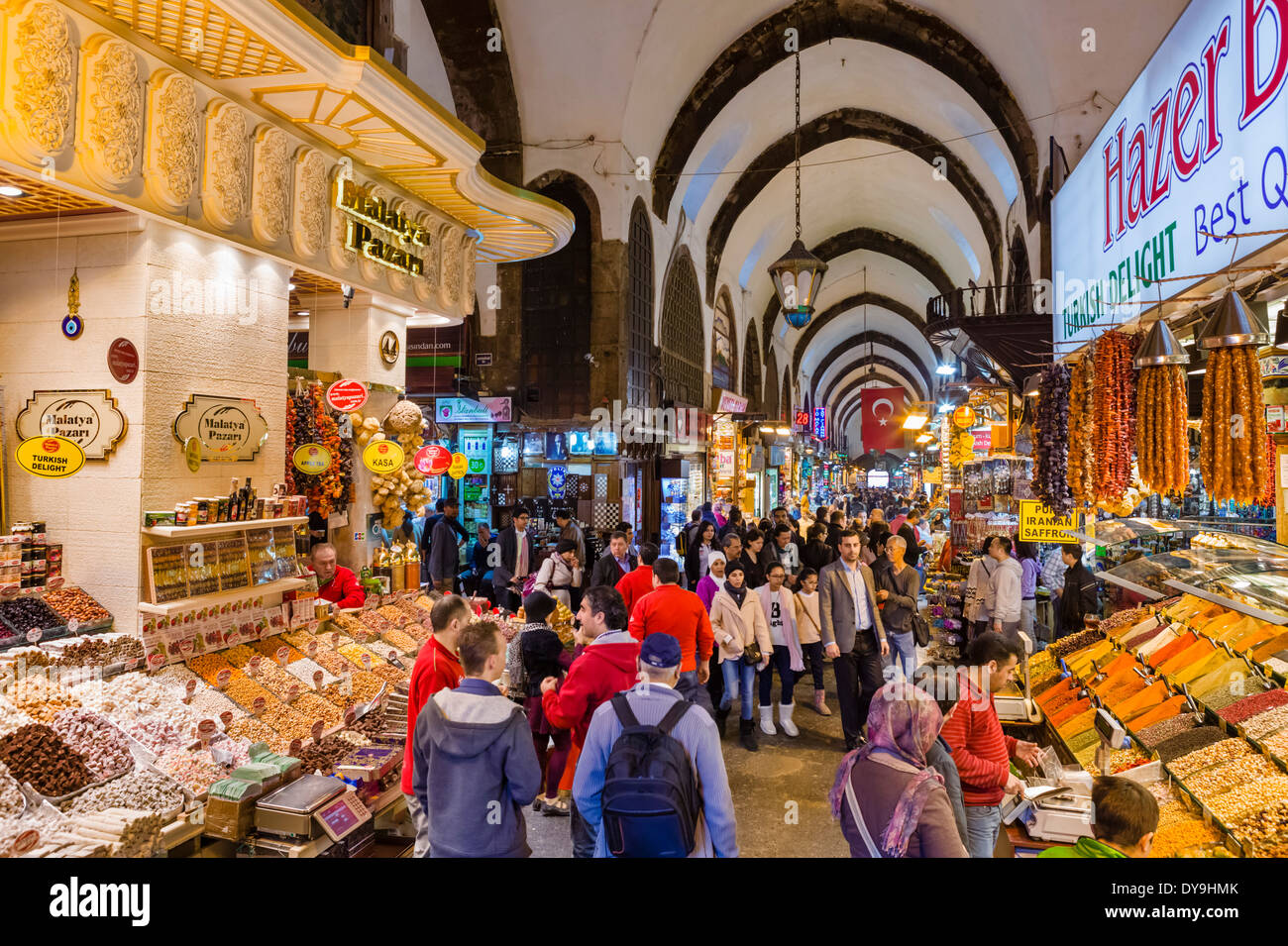 Il Bazar delle Spezie (Misir Carsisi o il bazaar egiziano), quartiere Eminonu, Istanbul, Turchia Foto Stock