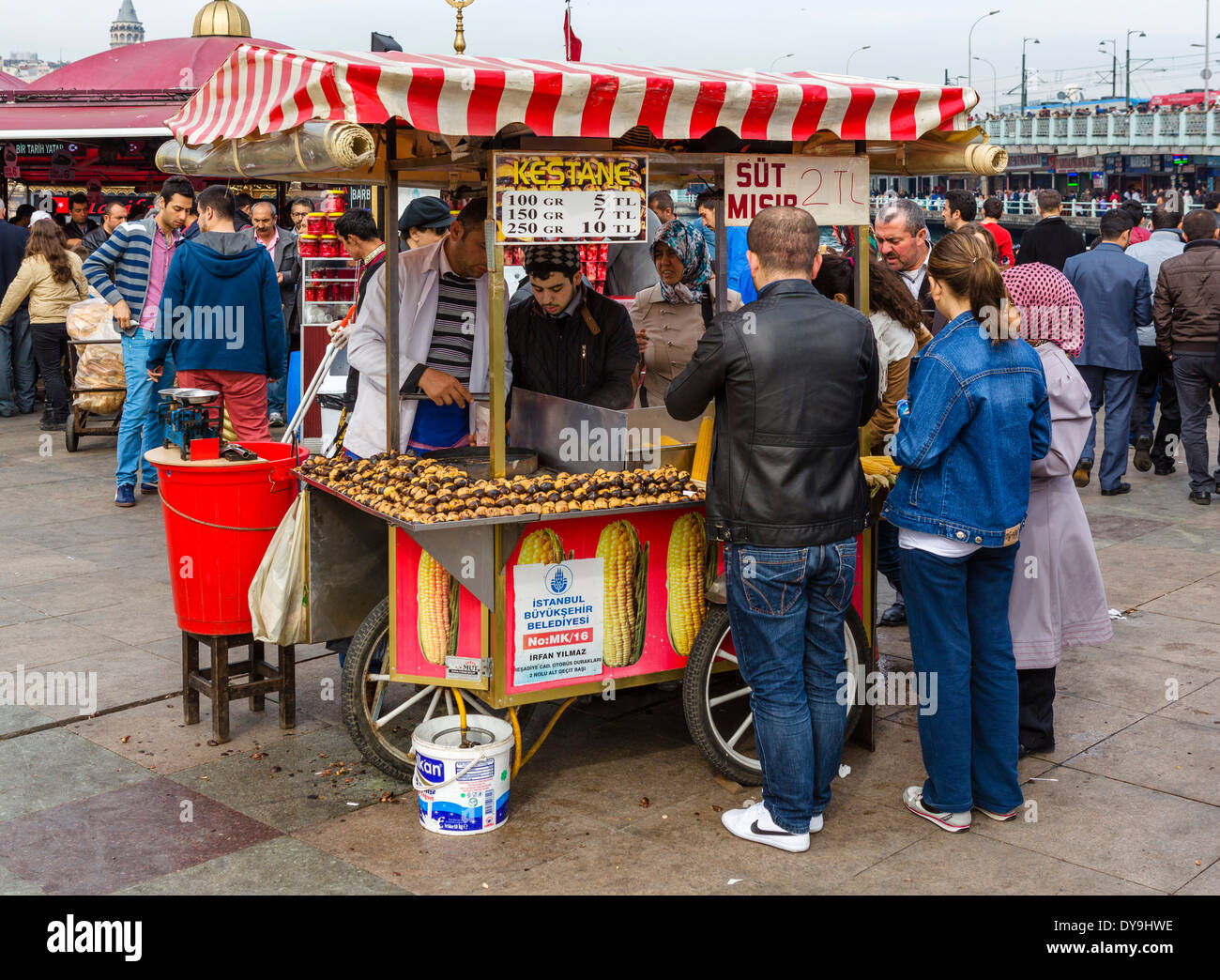 Venditore ambulante vendendo sulla pannocchia di mais e castagne arrostite vicino al Ponte di Galata nel quartiere Eminonu, Istanbul, Turchia Foto Stock