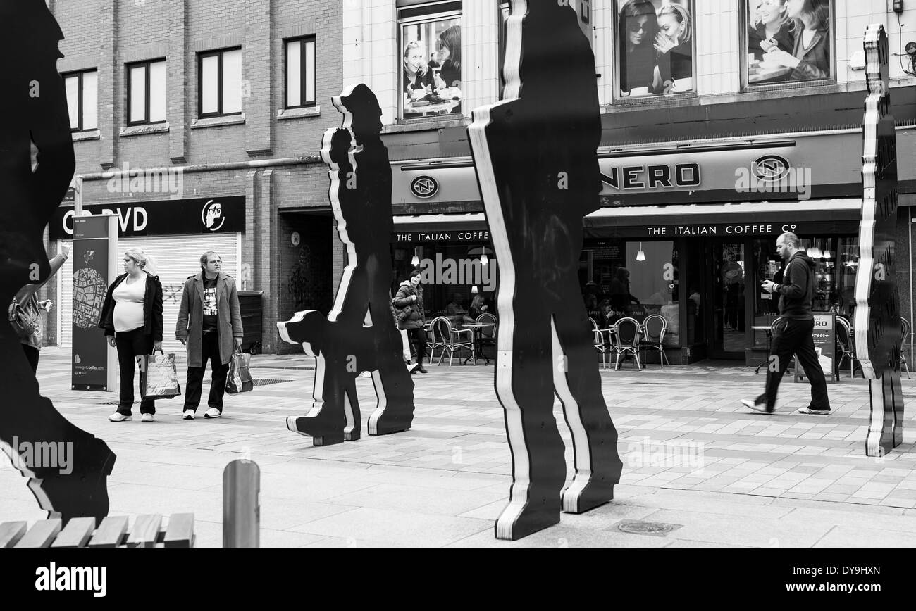 Gli amanti dello shopping con taglio fuori statue Victoria Square, Belfast, Irlanda del Nord Foto Stock