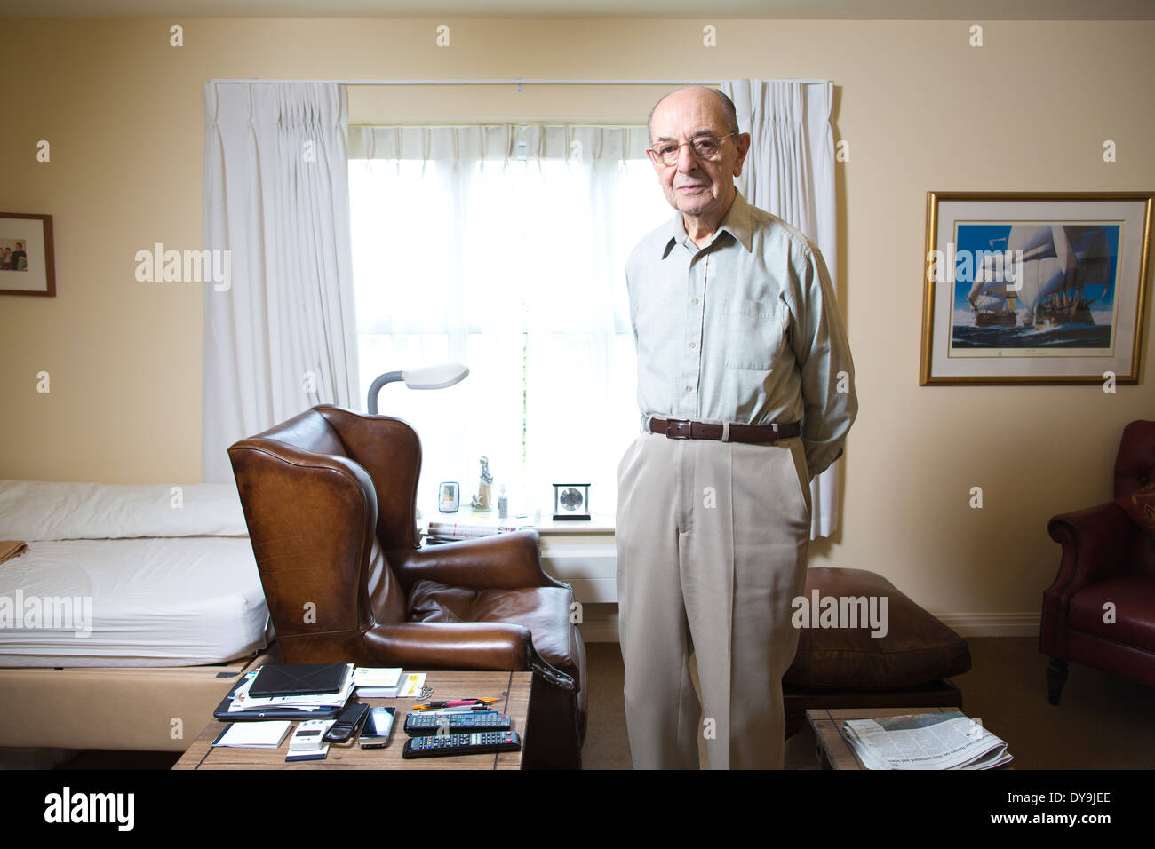 Bill Harris, di anni 87, nella sua camera da letto presso la casa di cura 'Sunrise' nel Kent, England, Regno Unito Foto Stock