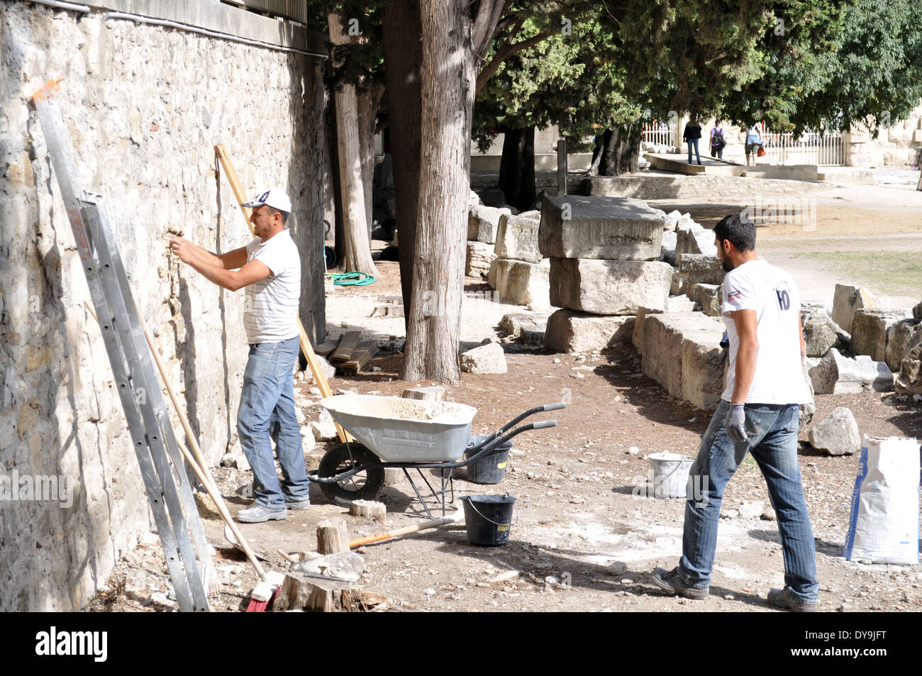 Il francese muratori costruttori ripristinare e ri-punto antiche mura nel teatro romano a Arles Francia Foto Stock