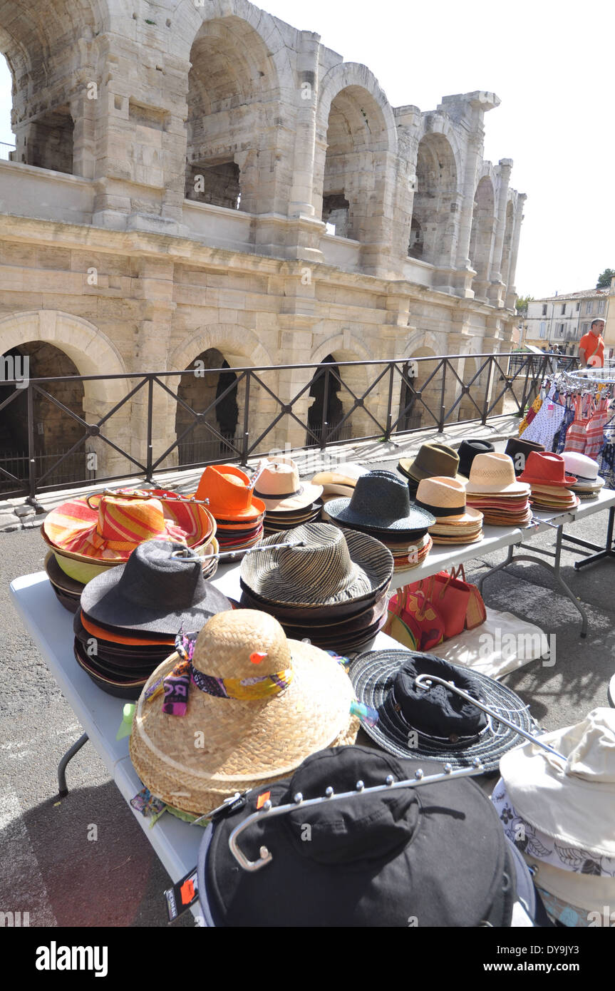 Cappelli in stallo nella parte anteriore del spruced-in pietra-eiettato archi dell'Anfiteatro romano di Arles Francia Foto Stock