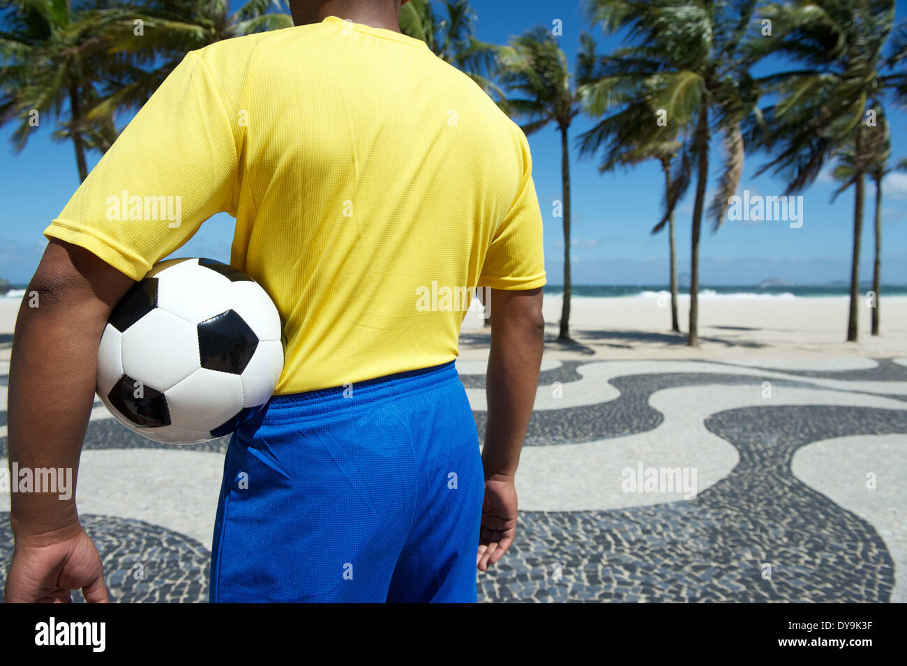 Calcio brasiliano giocatore di calcio Brasile usura uniforme del team i colori giallo e blu di Copacabana a Rio de Janeiro Foto Stock