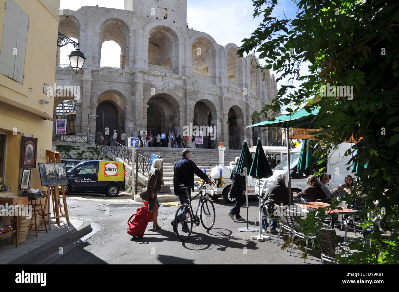 Le petit train veicolo turistico pause all'Anfiteatro romano di Arles Francia Foto Stock