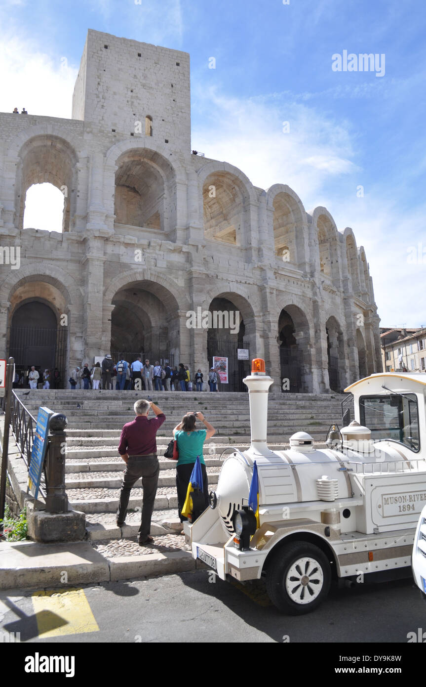 Le petit train veicolo turistico pause all'Anfiteatro romano di Arles Francia Foto Stock