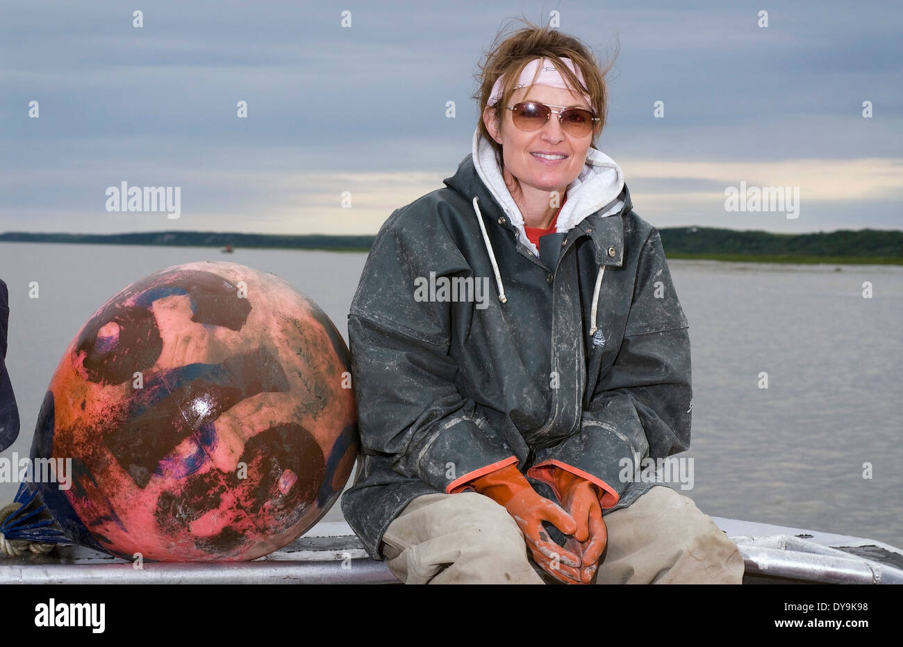 Alaska governatore Sarah Palin Setnet la pesca al Salmone Sockeye sul fiume Nushagak nella baia di Bristol nel sud-ovest di Alaska 2007 Foto Stock