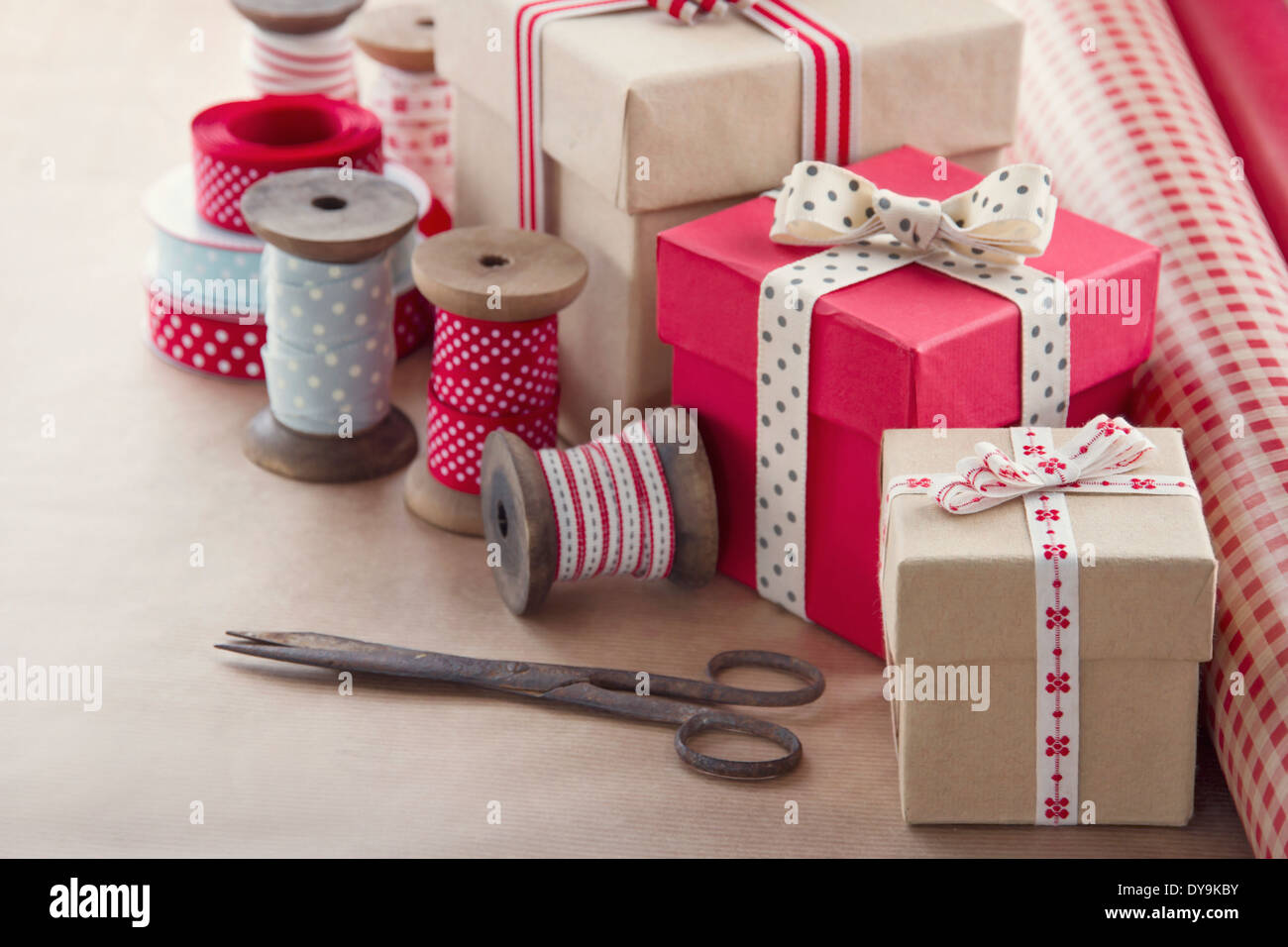 Regalo di Natale sfondo di incarto, legno nastri vintage gli steli e confezioni regalo e il confezionamento di rotoli di carta Foto Stock