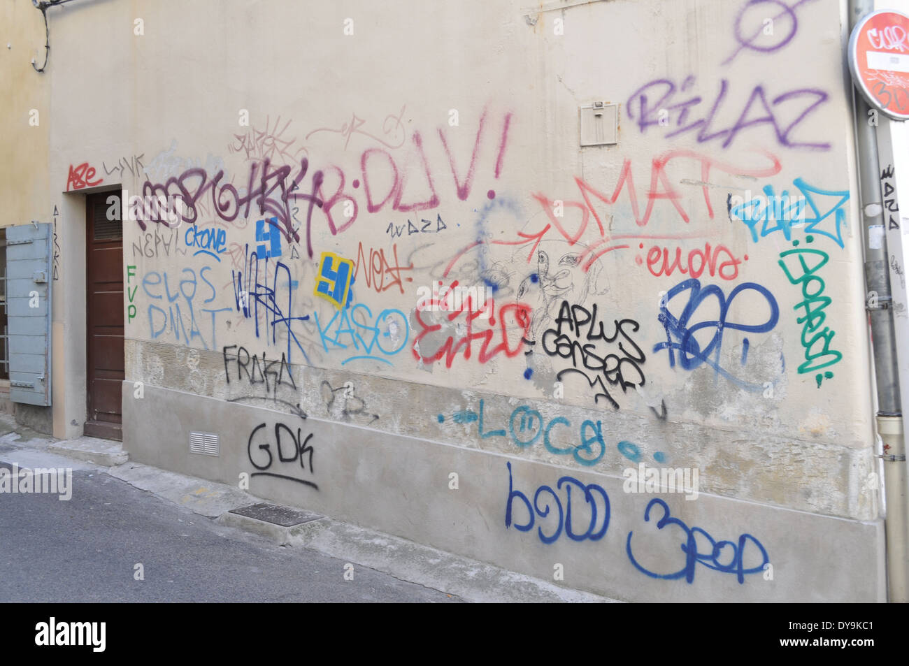 I graffiti sulla parete in vicoli di Arles Francia Foto Stock