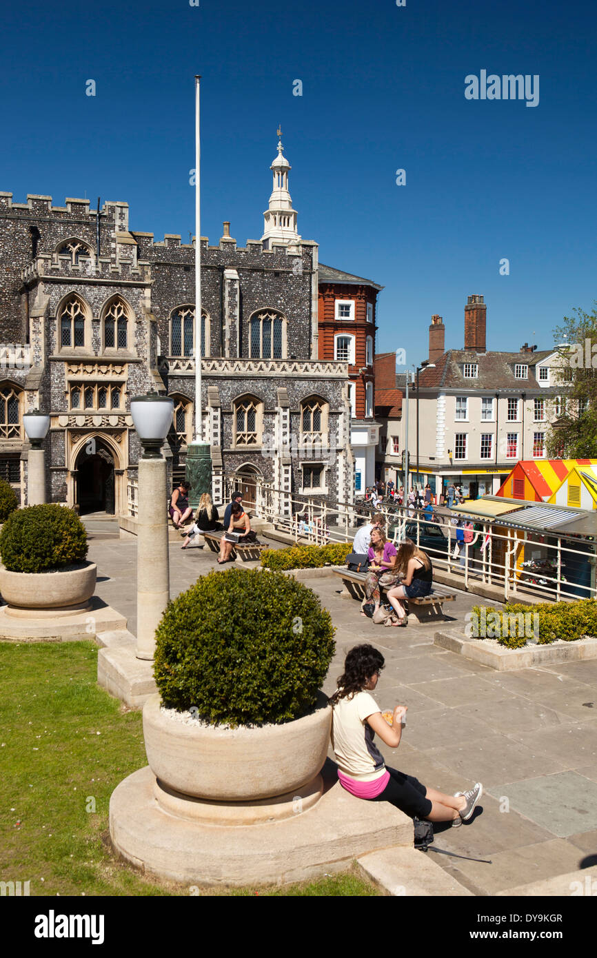 Regno Unito, Inghilterra, Norfolk, Norwich, visitatori sulla terrazza sopra Guildhall e storica città medievale hall Foto Stock