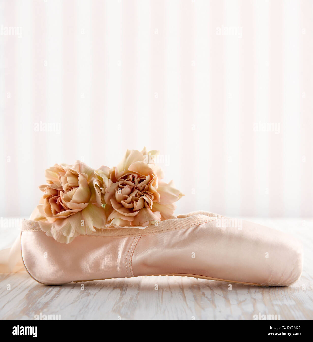 Color crema ballet pointe scarpe vintage sfondo di legno con carta da parati a strisce per spazio di copia Foto Stock