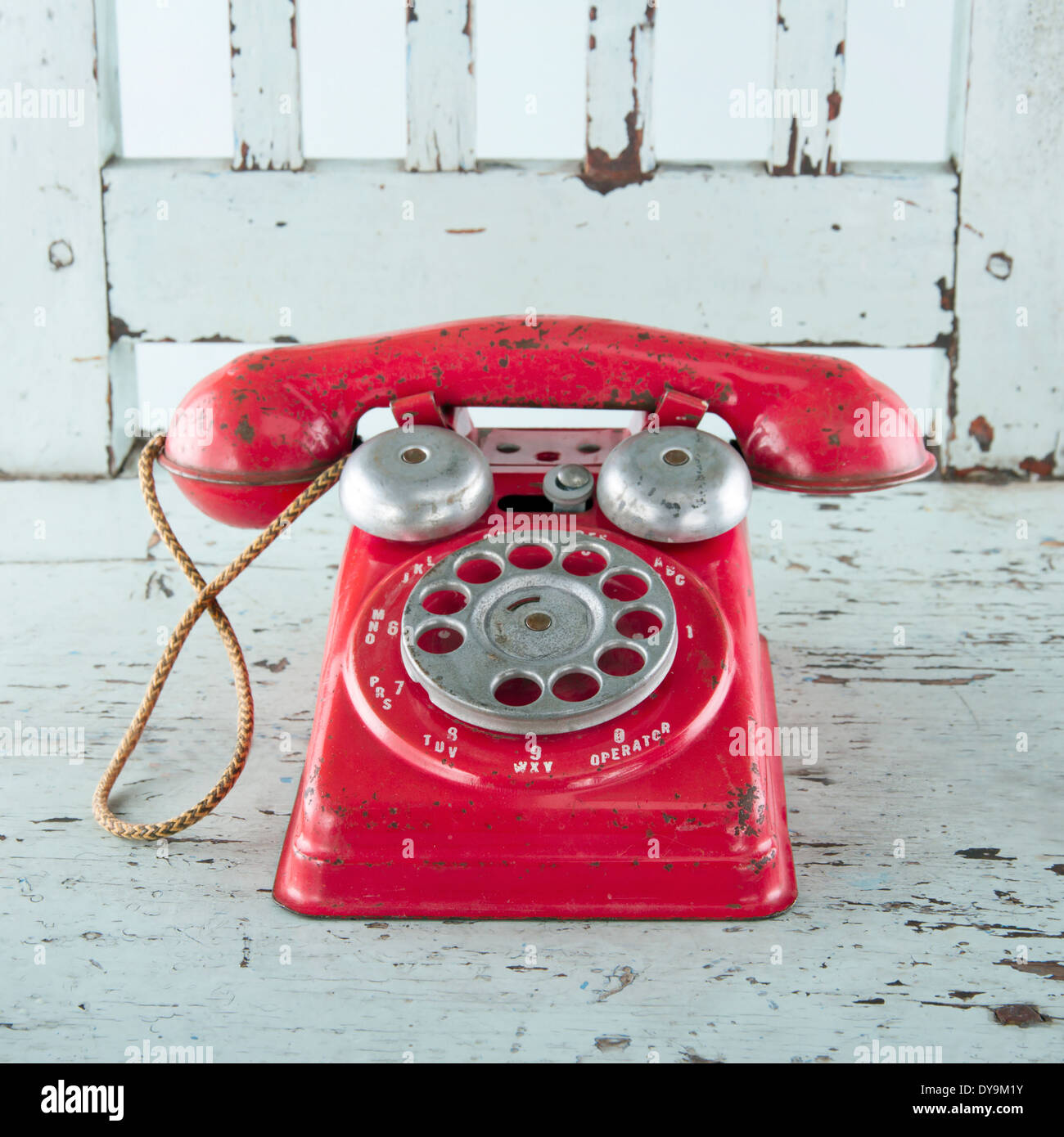 Giocattolo rossa sul telefono azzurro in legno sedia vintage Foto Stock