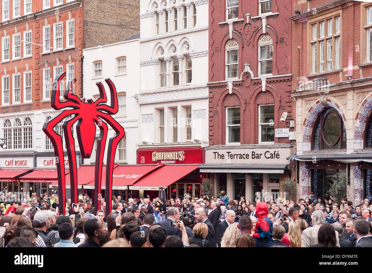Leicester Square, Londra, UK, 10 aprile 2014. La folla si riuniscono per vedere le stelle di 'The Amazing Spider-Man 2' film che stava avendo la sua premiere mondiale. Credito: Stephen Chung/Alamy Live News Foto Stock
