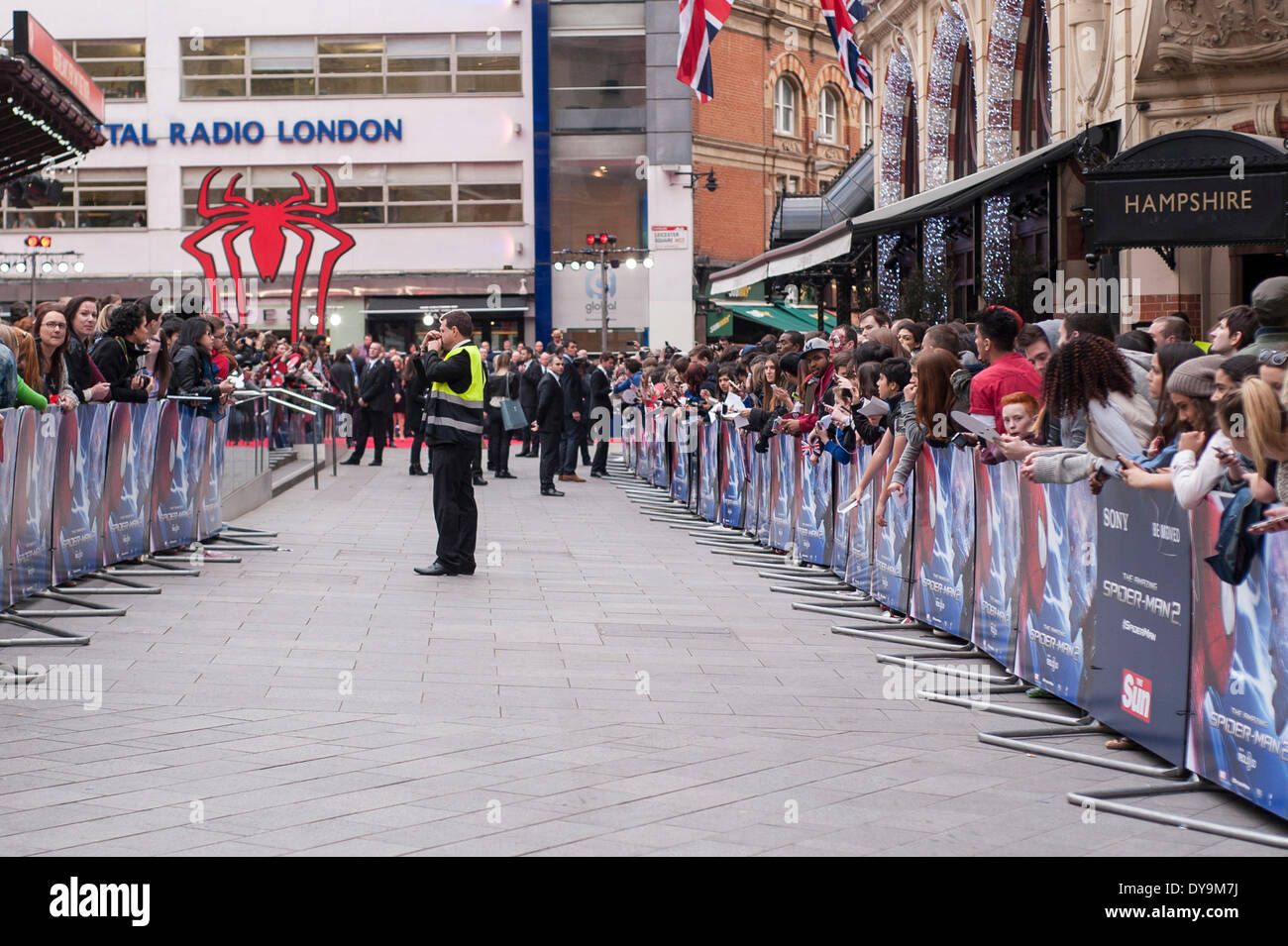 Leicester Square, Londra, UK, 10 aprile 2014. La folla si riuniscono per vedere le stelle di 'The Amazing Spider-Man 2' film che stava avendo la sua premiere mondiale. Credito: Stephen Chung/Alamy Live News Foto Stock