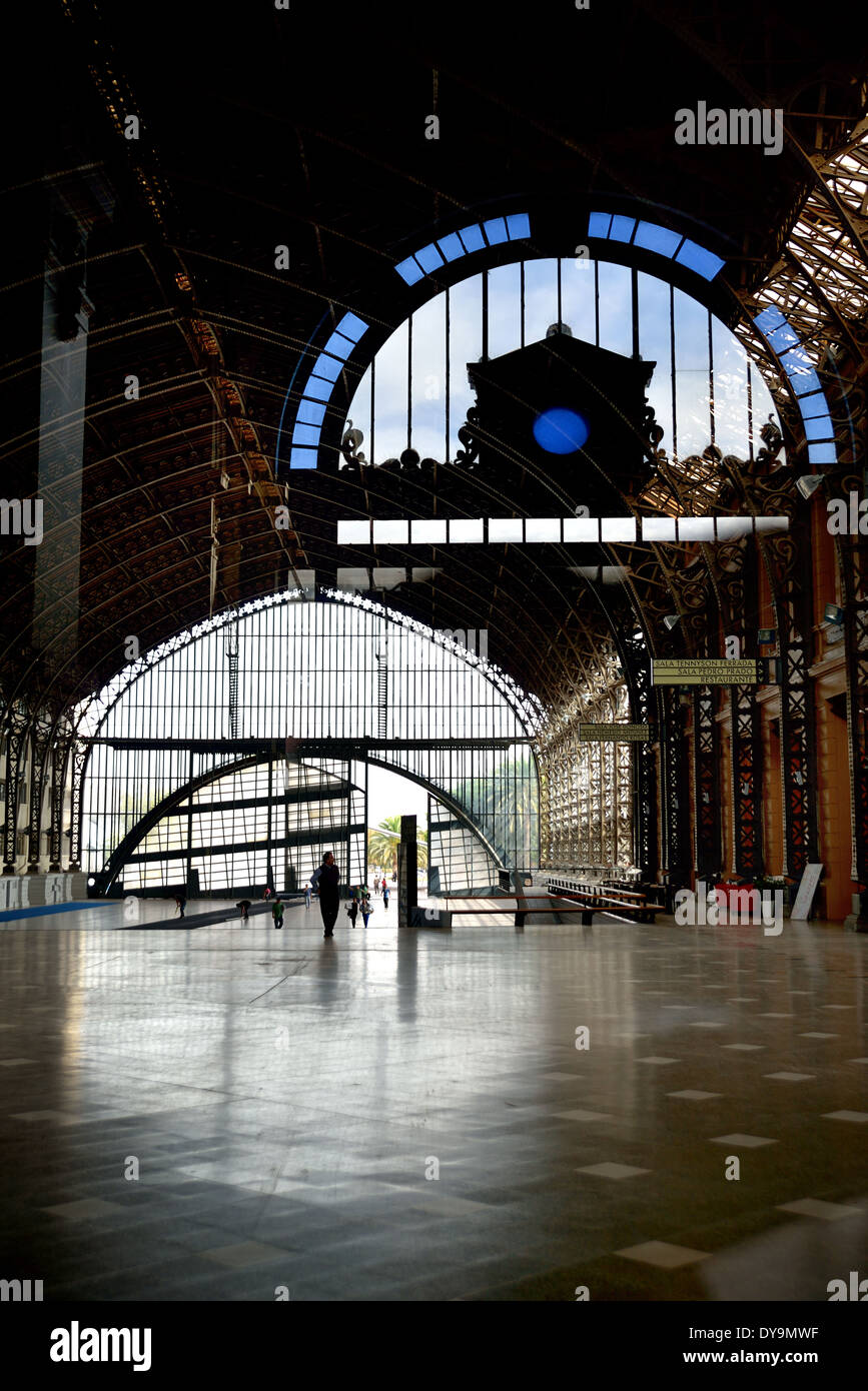 La Estación Mapocho edificio (riflessione di Pentecoste), ora serve come centro culturale, arte, mostre, performance musicale. Foto Stock