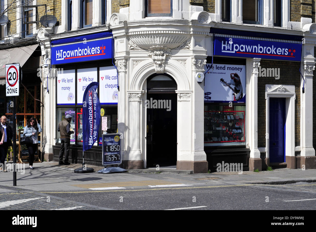 Una vista generale di H&T pawnbrokers, London, Regno Unito Foto Stock