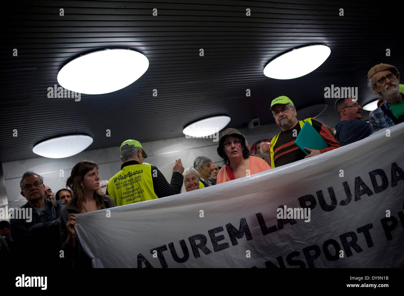 Barcellona, Spagna-10th Aprile, 2014. Un gruppo di dimostranti appeso un banner in La Sagrera la stazione della metropolitana di Barcellona. A causa del rincaro dei prezzi dei biglietti dei trasporti pubblici, un movimento popolare è la realizzazione delle varie azioni di protesta in stazioni di Barcellona. Foto Stock