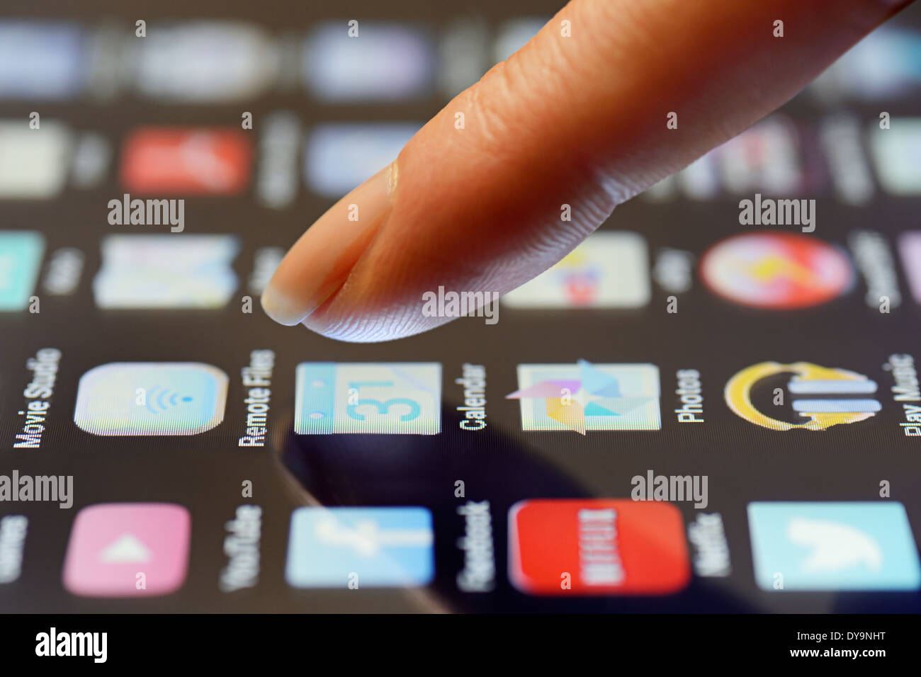 Tablet App essendo scelto da un dito sul touchscreen, vicino. Foto Stock