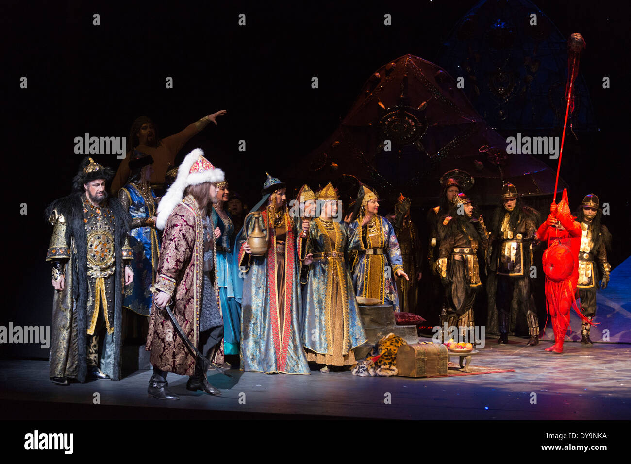 Alexander Borodin opera 'Principe Igor' at The London Coliseum Foto Stock