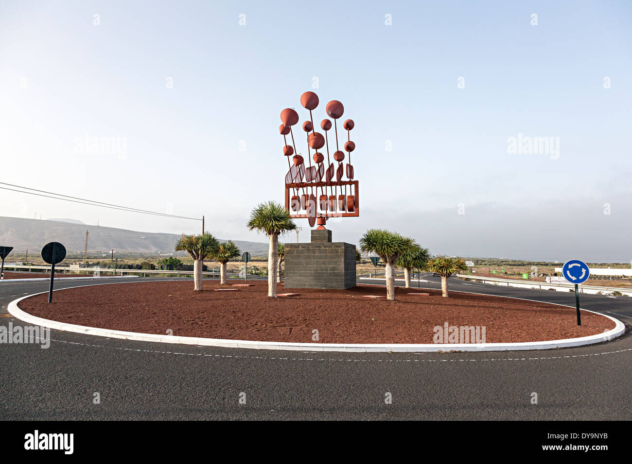 Rotonda con vento scultura di Cesar Manrique, Arrieta, Lanzarote, Isole Canarie, Spagna Foto Stock