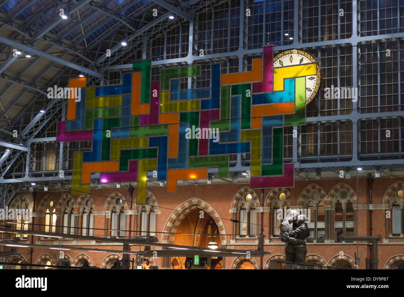 La terrazza fili installazione 'Chromolocomotion' dall'artista David Batchelor alla Stazione di St Pancras, London Foto Stock