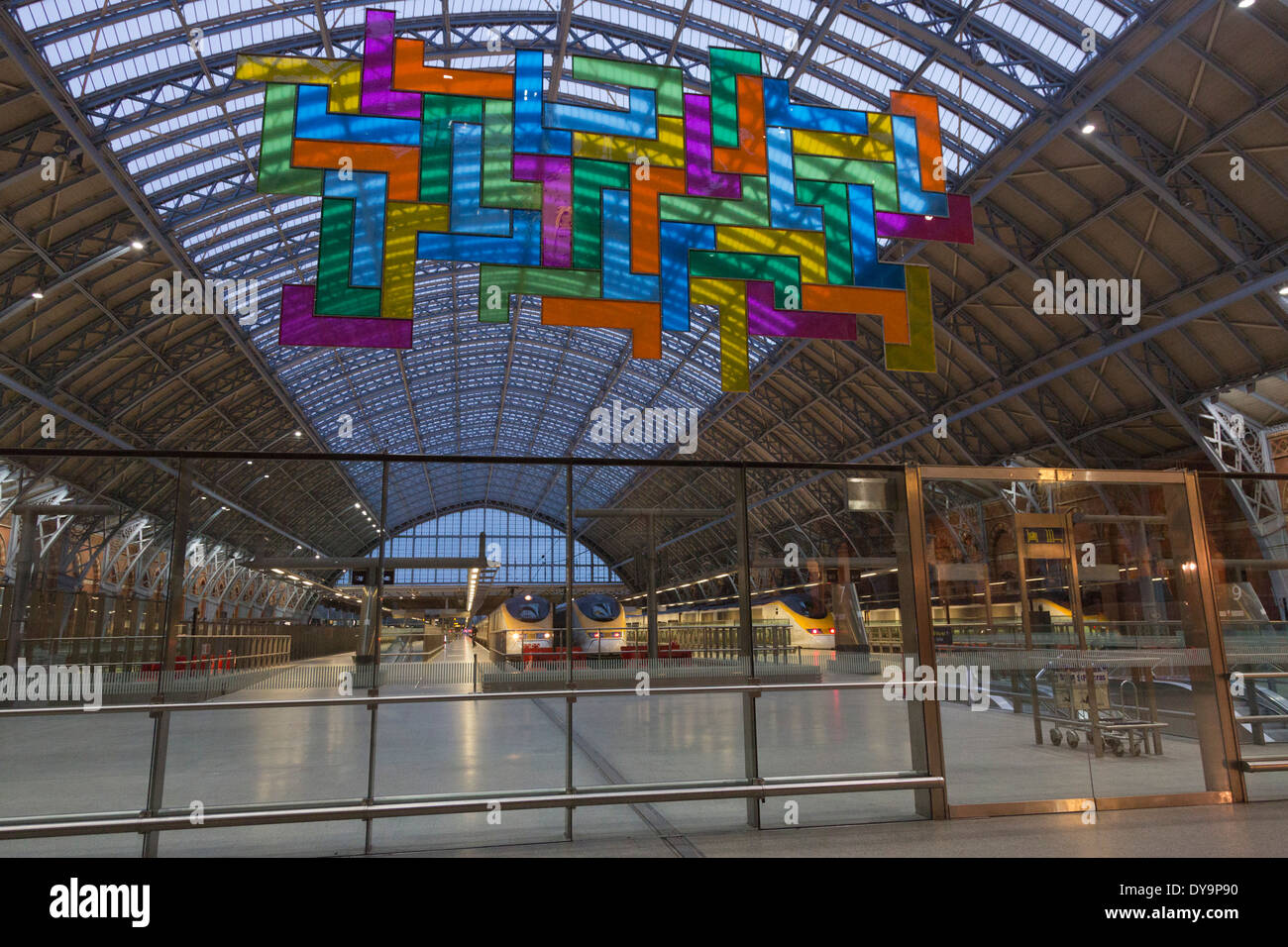 La terrazza fili installazione 'Chromolocomotion' dall'artista David Batchelor alla Stazione di St Pancras, London Foto Stock