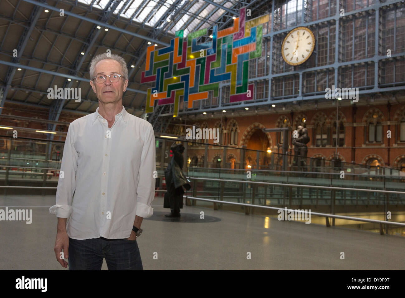 La terrazza fili installazione 'Chromolocomotion' da David Batchelor alla Stazione di St Pancras, London, nella foto: David Batchelor Foto Stock