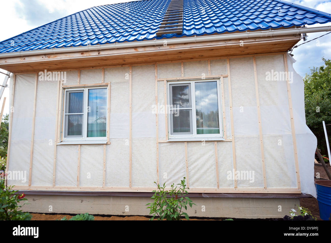 Parete esterna isolamento in casa di legno, edificio in costruzione Foto Stock