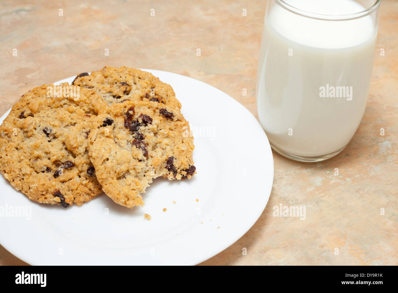 Piastra del cookie e bicchiere di latte Foto Stock