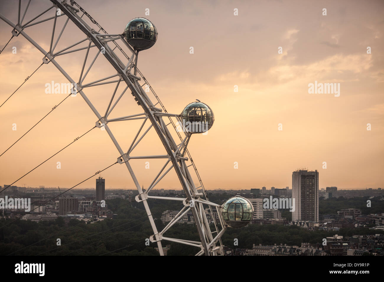 Una inquadratura ravvicinata del London Eye ruota contro un cielo drammatico Foto Stock