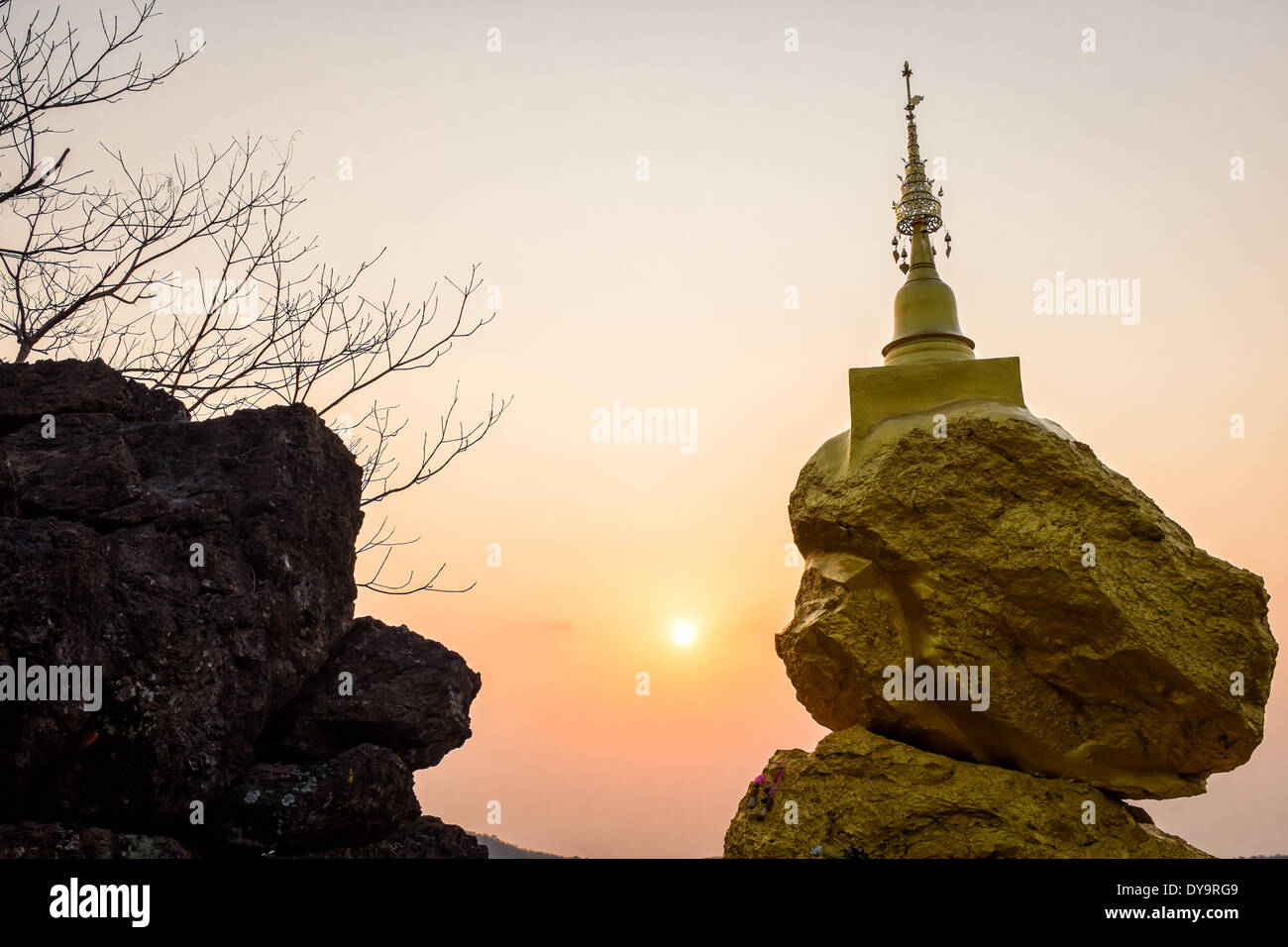 La pagoda dorata su golden rock pietra sulla montagna con tramonto in background Foto Stock