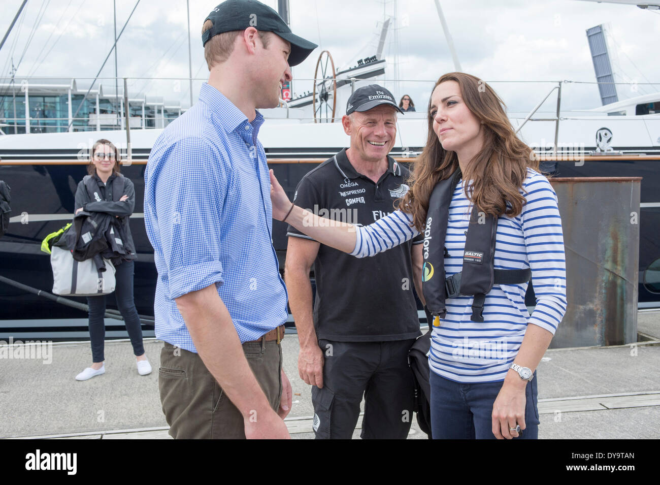 Auckland, Nuova Zelanda. 11 Aprile, 2014. Le Loro Altezze Reali il Duca e la Duchessa di Cambridge visita Emirates Team New Zealand a match race a vicenda nel porto di Auckland. Un credito: Chris Cameron/Alamy Live News Foto Stock