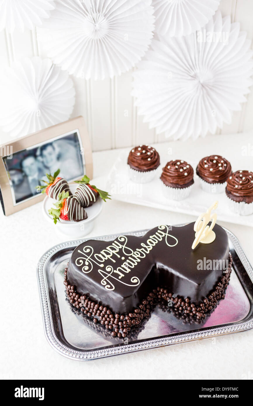 Per Celebrare Il Nostro Anniversario Di Matrimonio Con Forma Di Cuore Torta Al Cioccolato Foto Stock Alamy