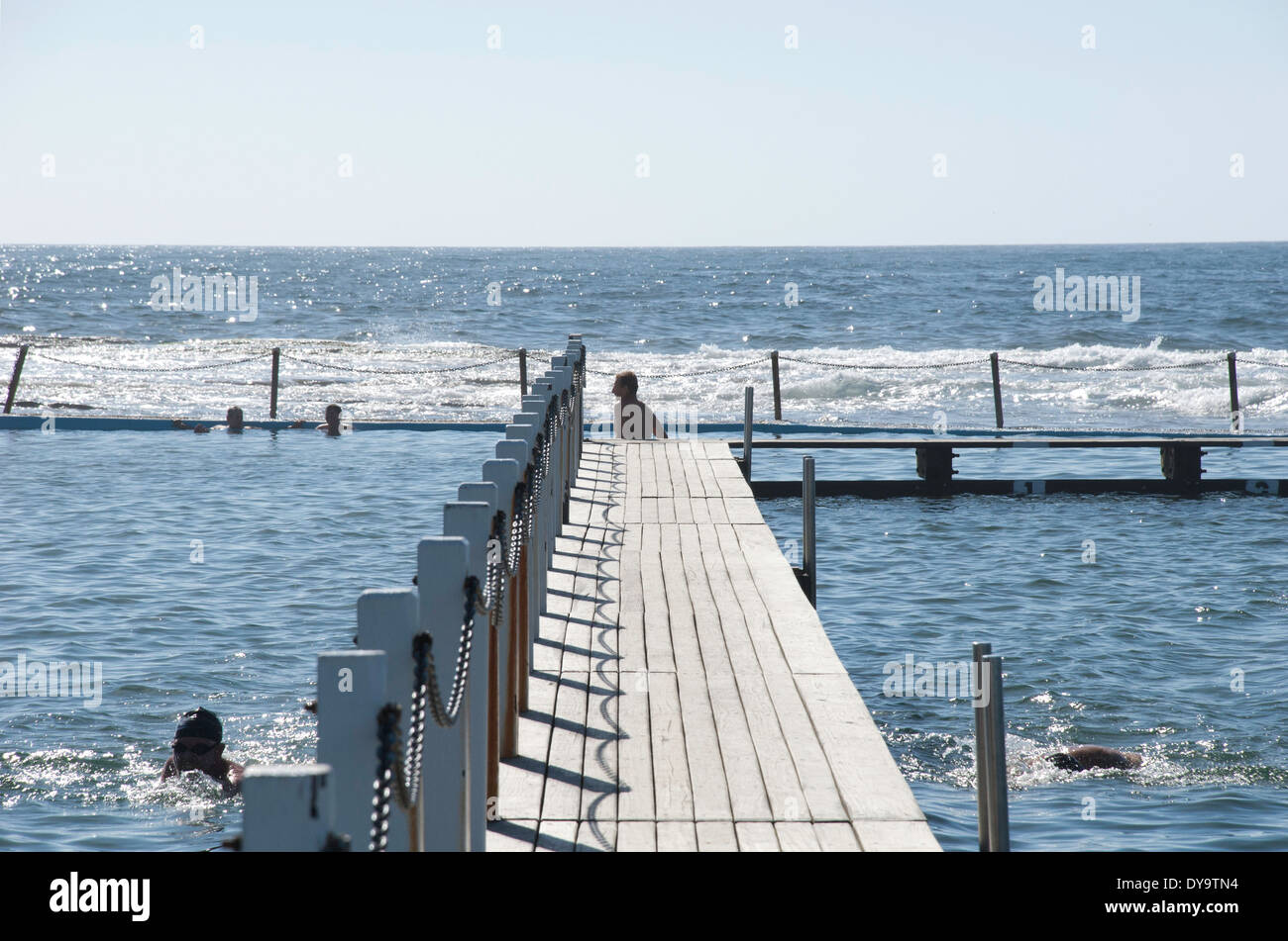 Il Boardwalk e nuotatori presso lo storico North Narrabeen rockpool, Sydney, Australia Foto Stock