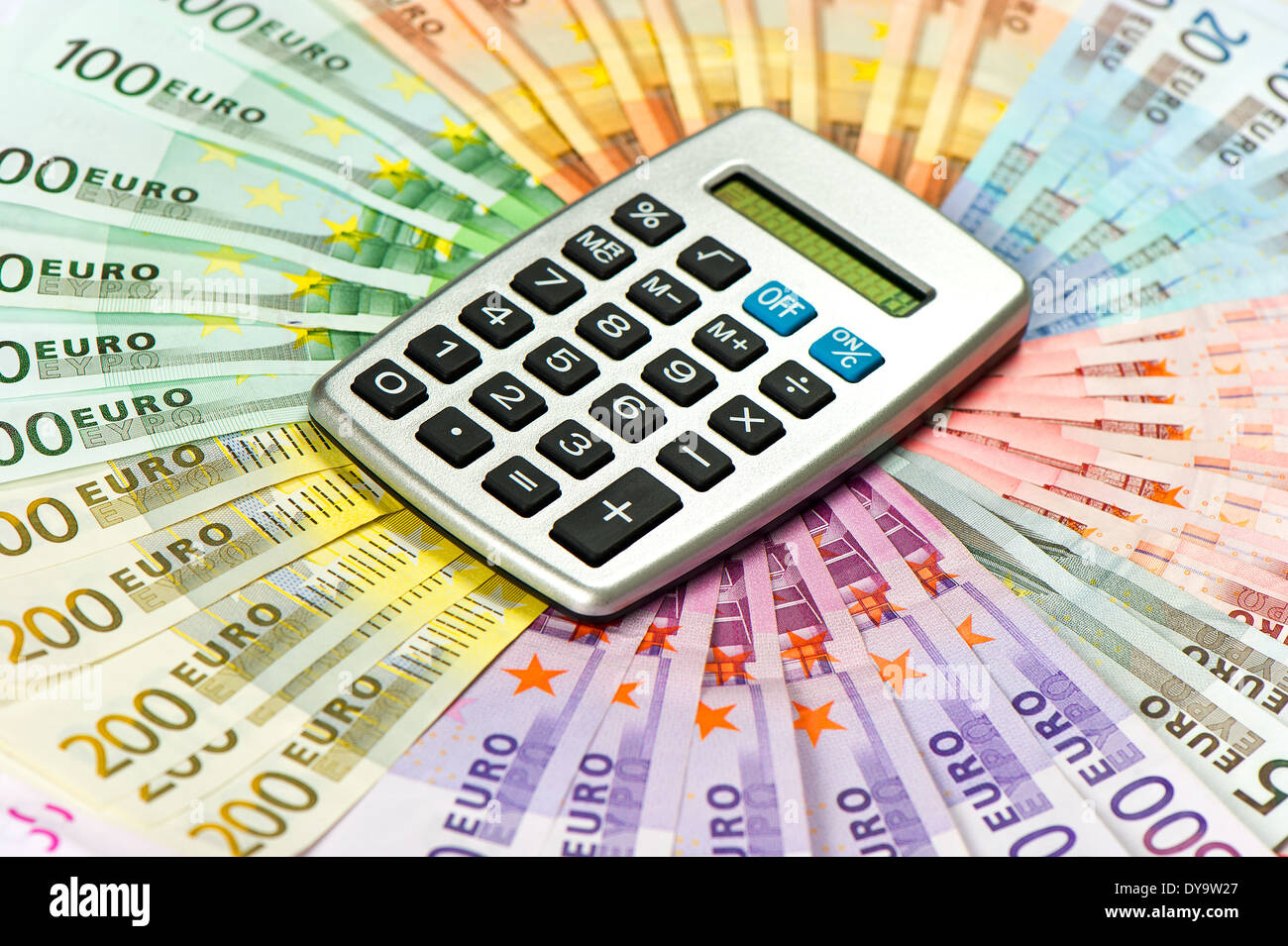 Calcolatrice sulle banconote in euro sullo sfondo Foto Stock