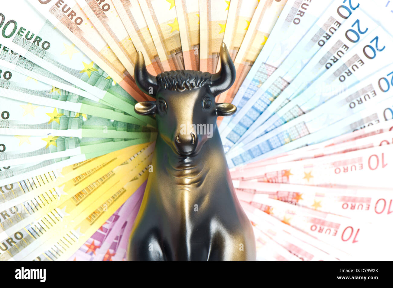 Golden bull sul denaro euro sfondo. stock, business e finanza simboli Foto Stock
