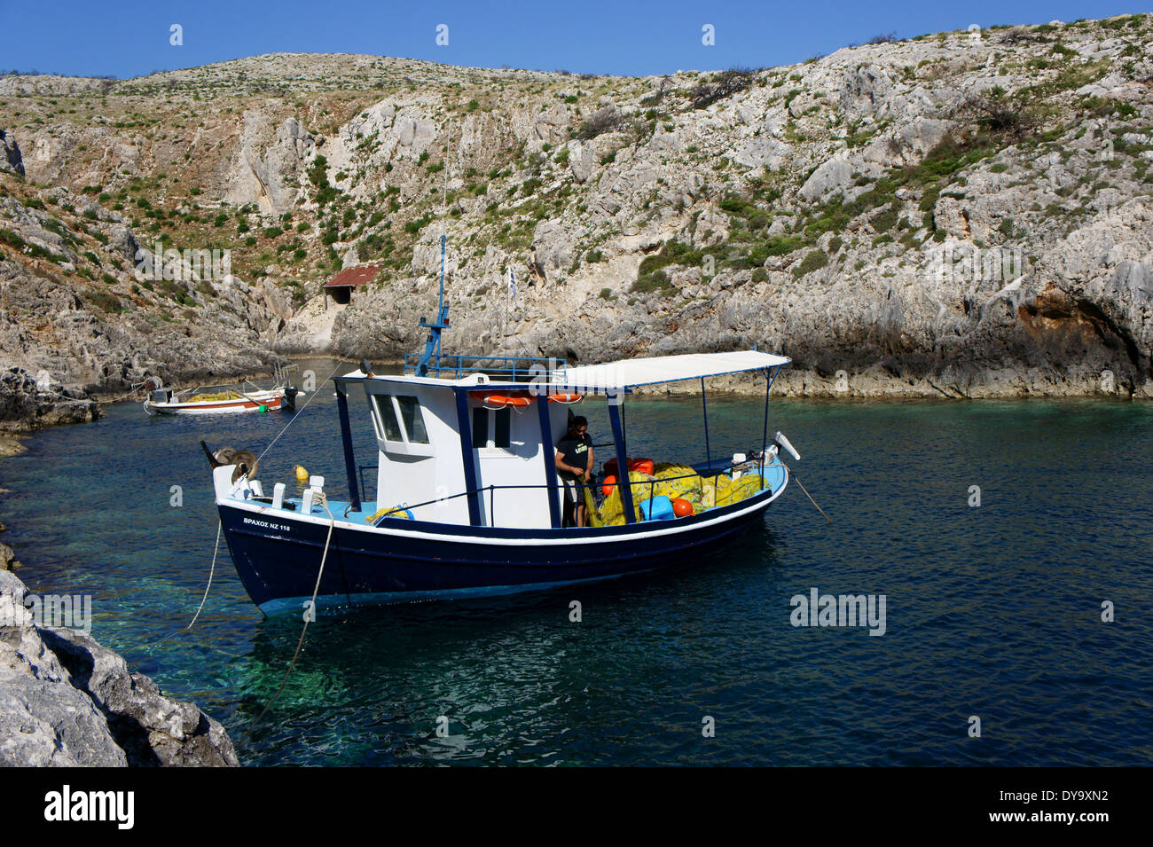 La pesca in barca ormeggiata presso Vromi Bay, isola di Zante, Grecia Foto Stock
