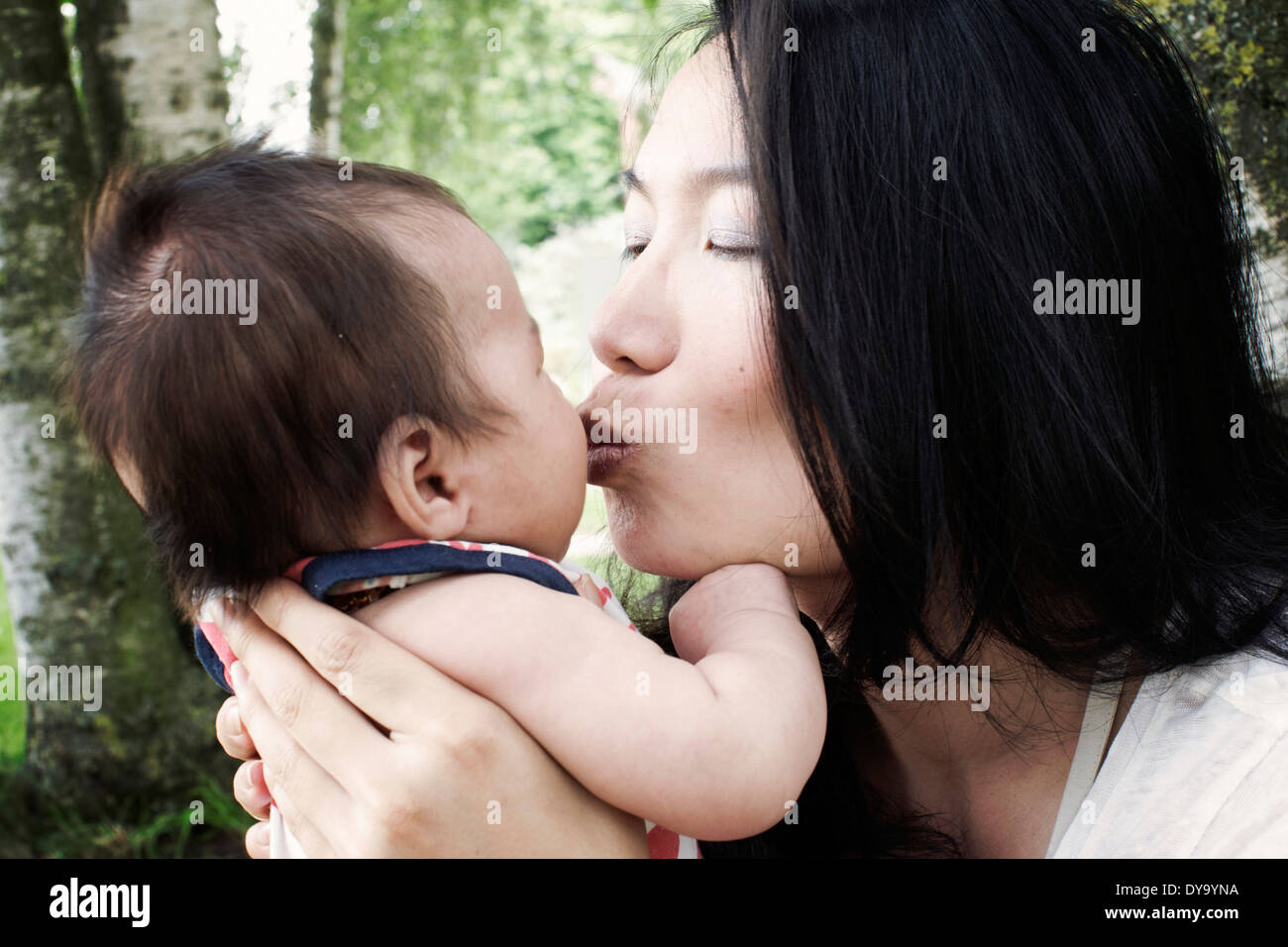 Madre baciare figlio bambino Foto Stock