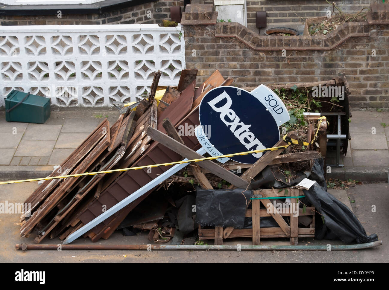 Agenti immobiliari venduti segno con un mucchio di rifiuti domestici, a Twickenham, middlesex, Inghilterra Foto Stock