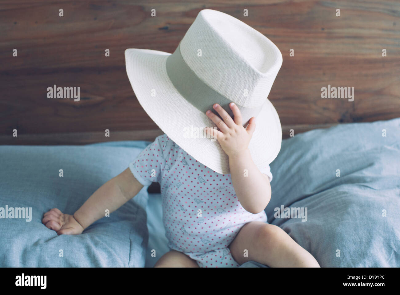 Il bambino con la faccia oscurata da grandi hat Foto Stock