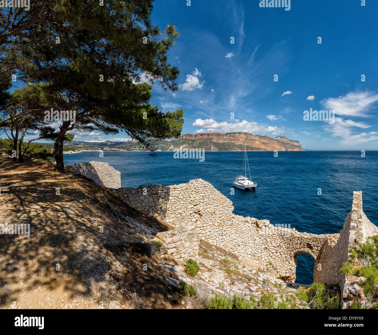 Visualizza Cap de Bon voyage paesaggio mediterraneo alberi acqua primavera Montagne mare navi barca Cassis Bouches du Rhone Francia UE Foto Stock